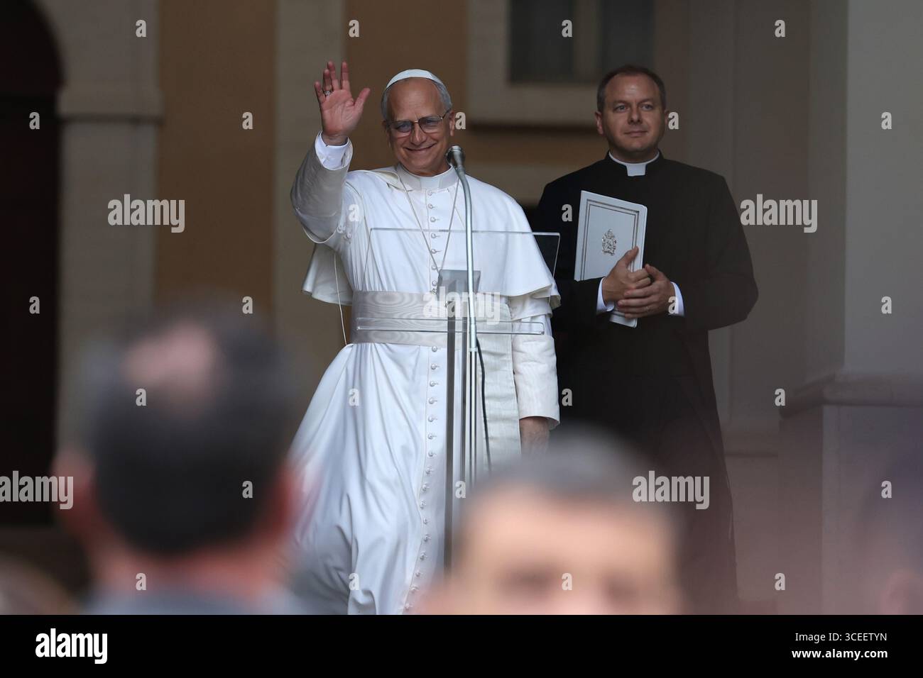 Castelgandolfo, Italien – 17. August 2025: Papst Leo XIV. Rezitiert den Angelus und erteilt seinen Segen vor den Toren des Apostolischen Palastes vor Tausend Stockfoto