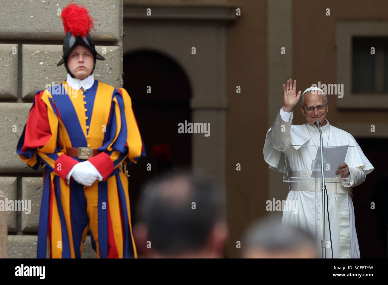 Castelgandolfo, Italien – 17. August 2025: Papst Leo XIV. Rezitiert den Angelus und erteilt seinen Segen vor den Toren des Apostolischen Palastes vor Tausend Stockfoto