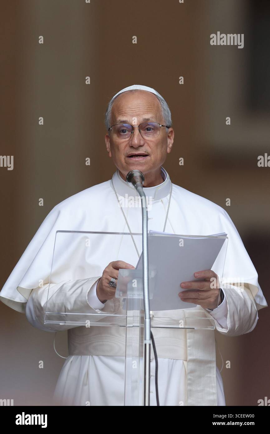 Castelgandolfo, Italien – 17. August 2025: Papst Leo XIV. Rezitiert den Angelus und erteilt seinen Segen vor den Toren des Apostolischen Palastes vor Tausend Stockfoto