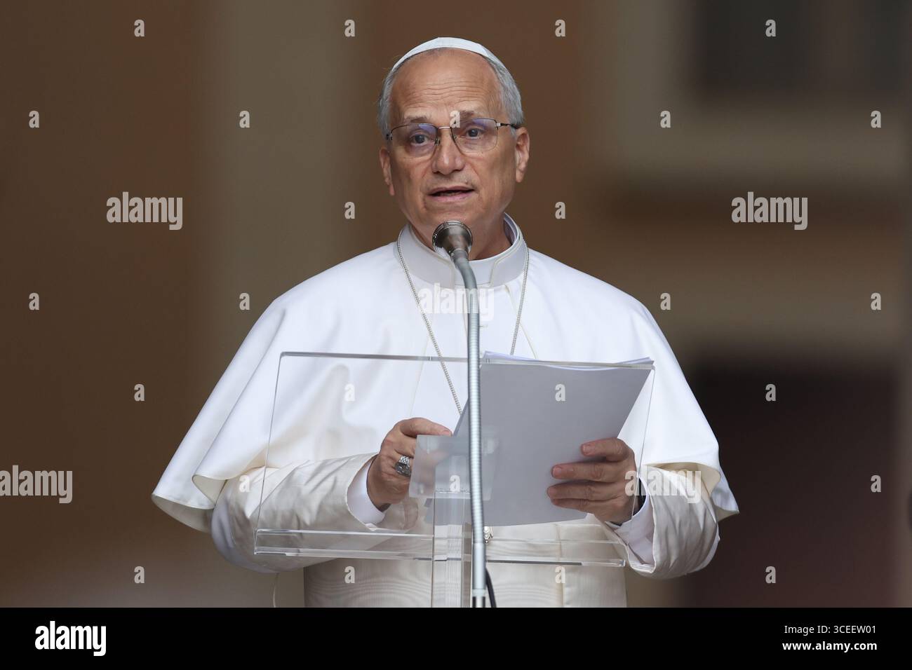Castelgandolfo, Italien – 17. August 2025: Papst Leo XIV. Rezitiert den Angelus und erteilt seinen Segen vor den Toren des Apostolischen Palastes vor Tausend Stockfoto