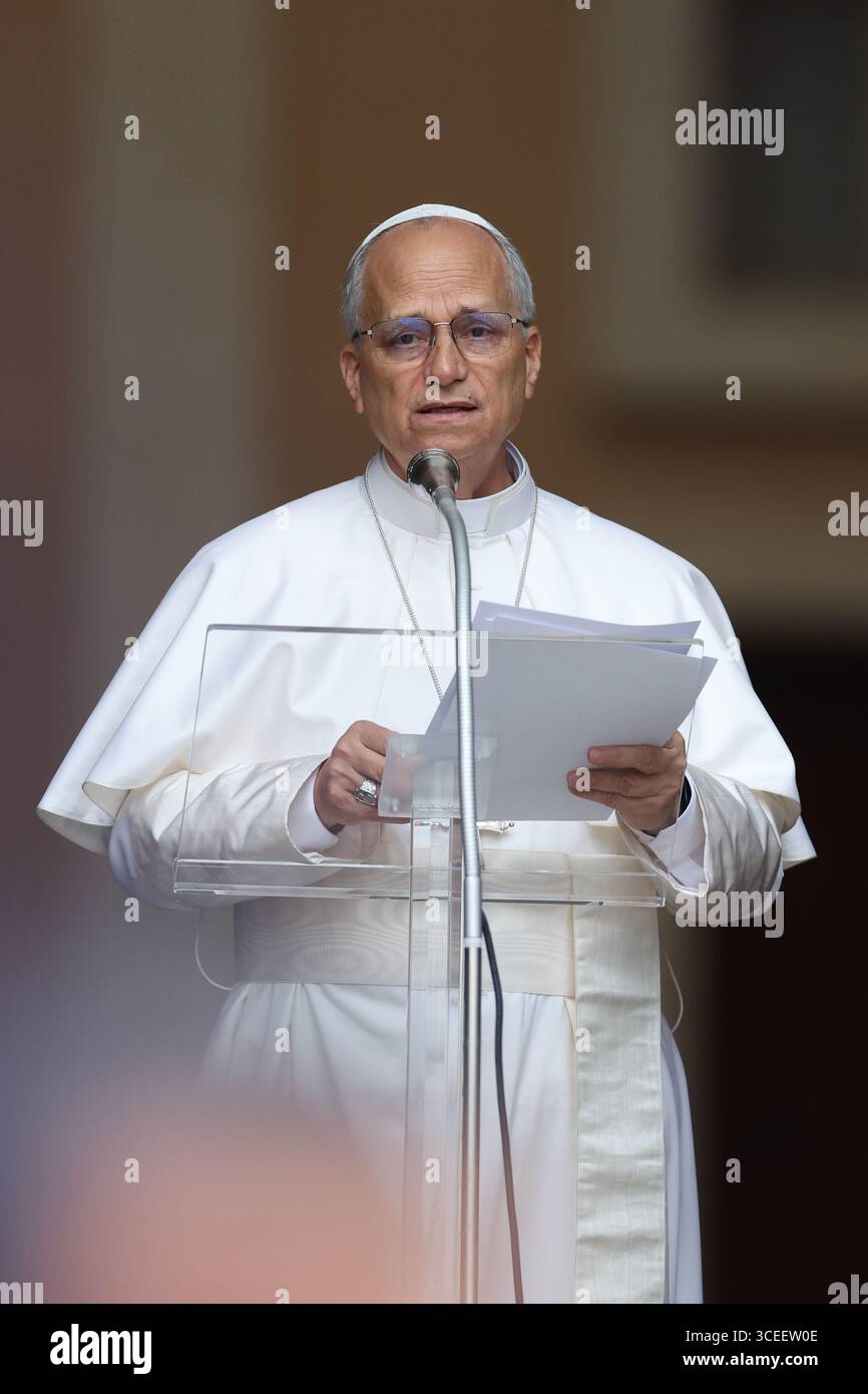 Castelgandolfo, Italien – 17. August 2025: Papst Leo XIV. Rezitiert den Angelus und erteilt seinen Segen vor den Toren des Apostolischen Palastes vor Tausend Stockfoto