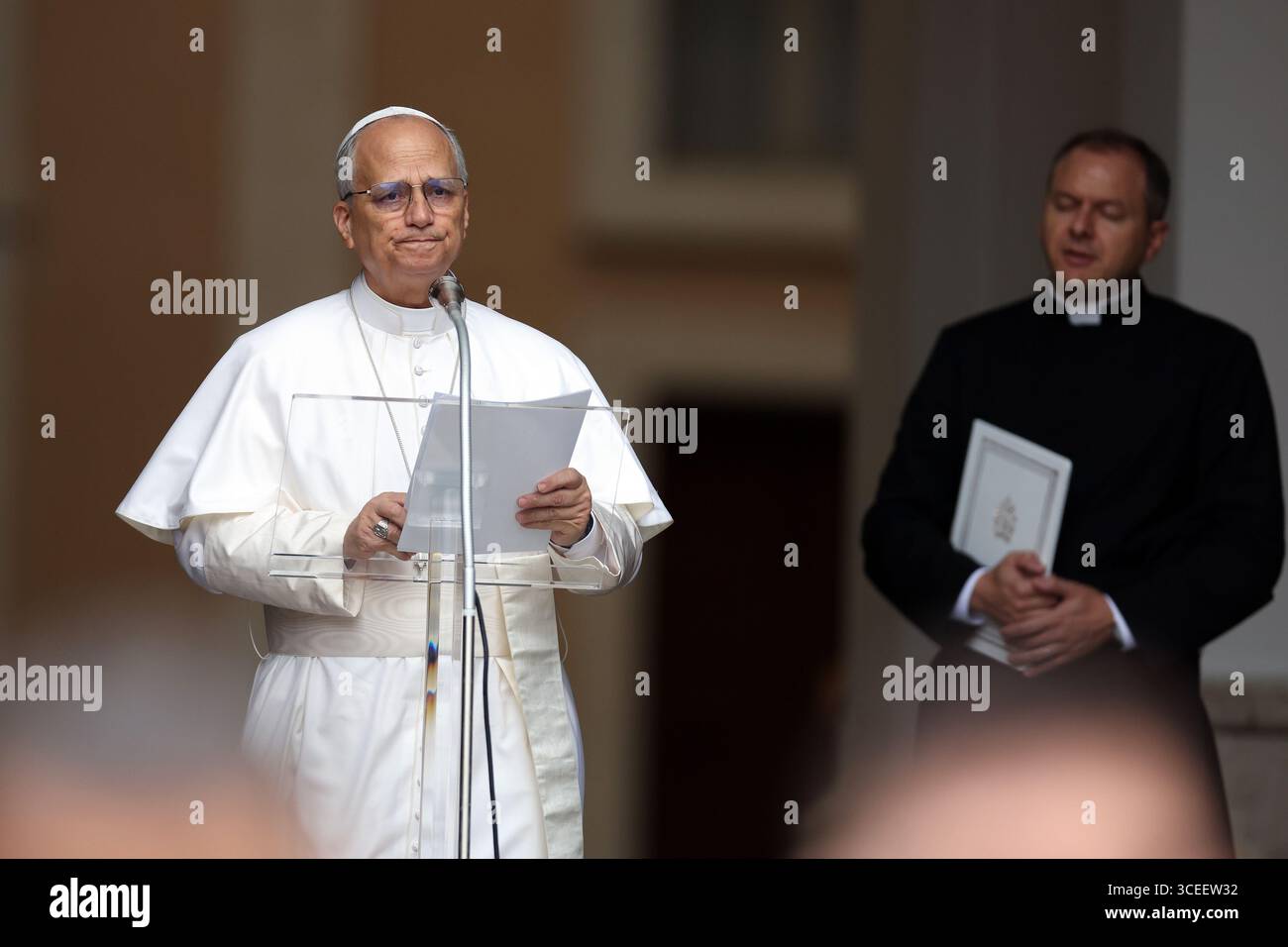 Castelgandolfo, Italien – 17. August 2025: Papst Leo XIV. Rezitiert den Angelus und erteilt seinen Segen vor den Toren des Apostolischen Palastes vor Tausend Stockfoto
