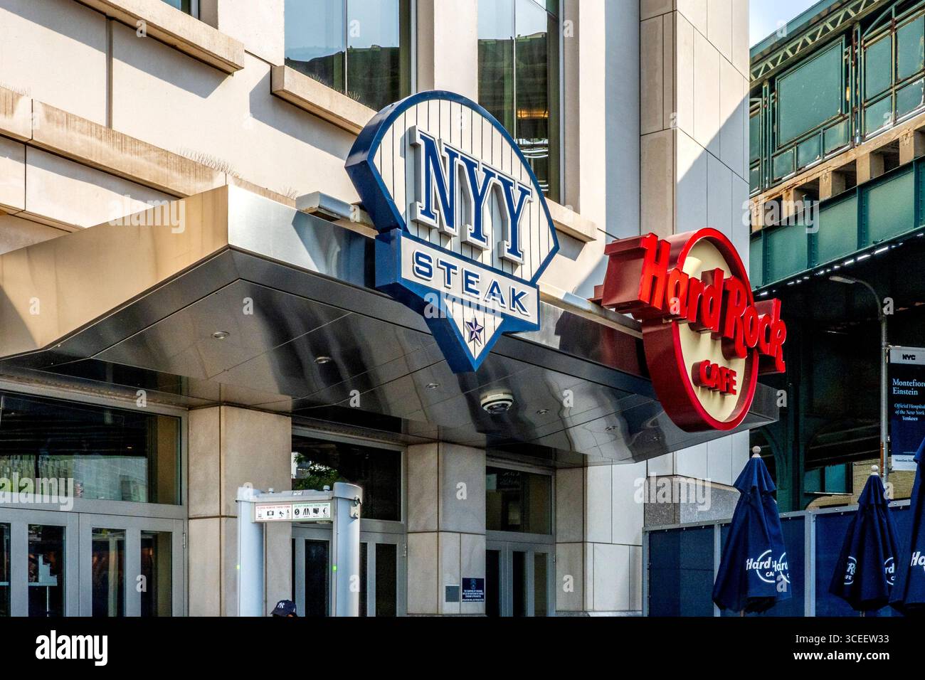 Bronx, NY - USA - 16. August 2025 das Yankee Stadium zeigt die markante Beschilderung sowohl des NYY Steaks als auch des berühmten Hard Rock Cafe, visibl Stockfoto