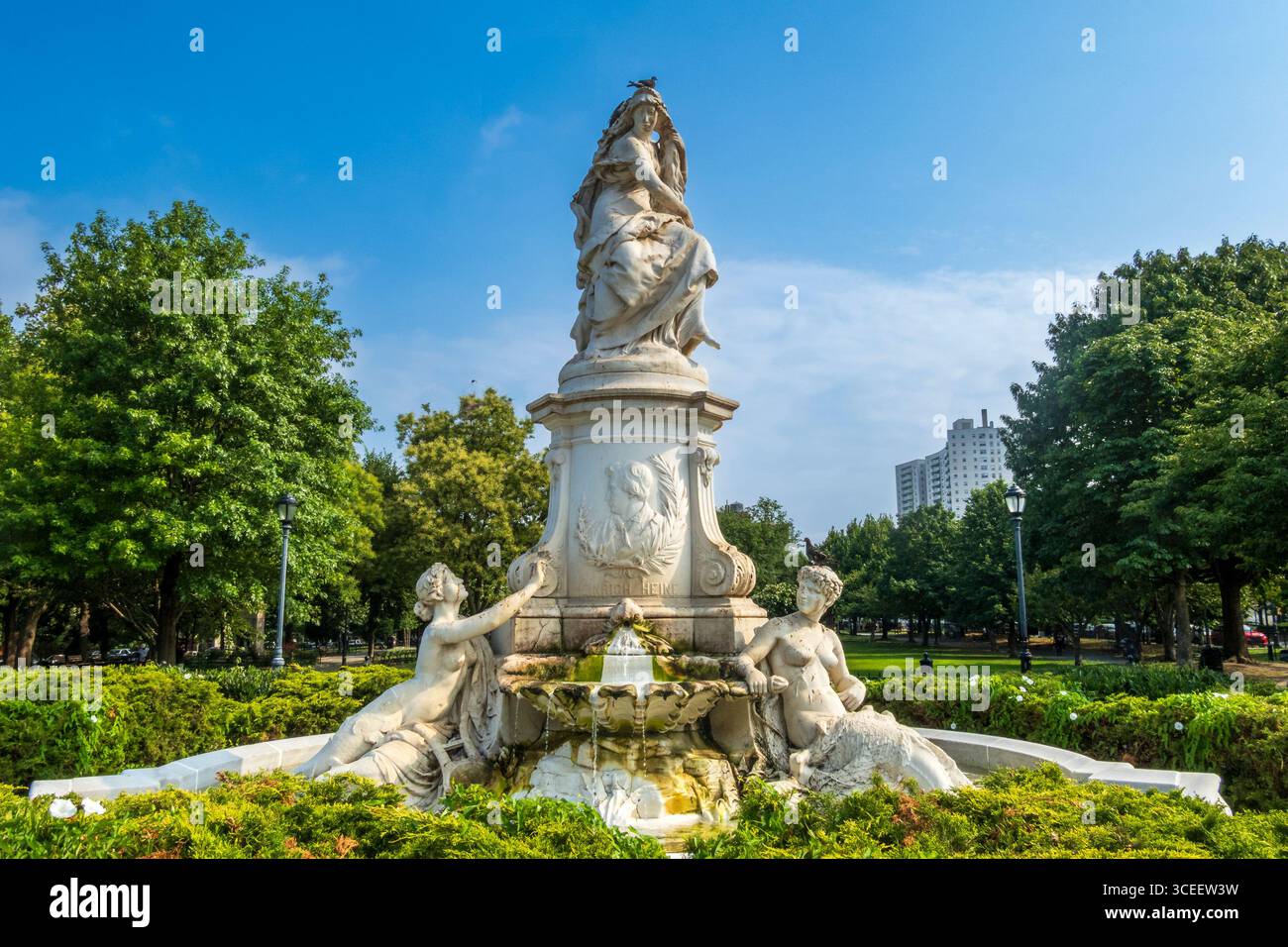 Bronx, NY - USA - 16. August 2025 der Lorelei-Brunnen im Joyce Kilmer Park in Bronx zeigt eine große Marmorstatue der mythischen Sirene, umgeben von scu Stockfoto
