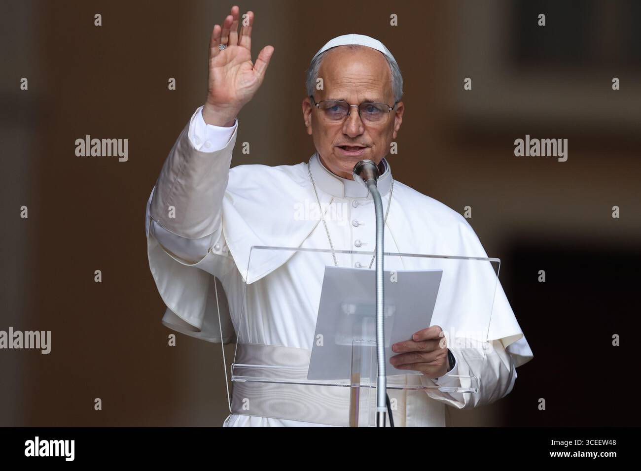Castelgandolfo, Italien – 17. August 2025: Papst Leo XIV. Rezitiert den Angelus und erteilt seinen Segen vor den Toren des Apostolischen Palastes vor Tausend Stockfoto