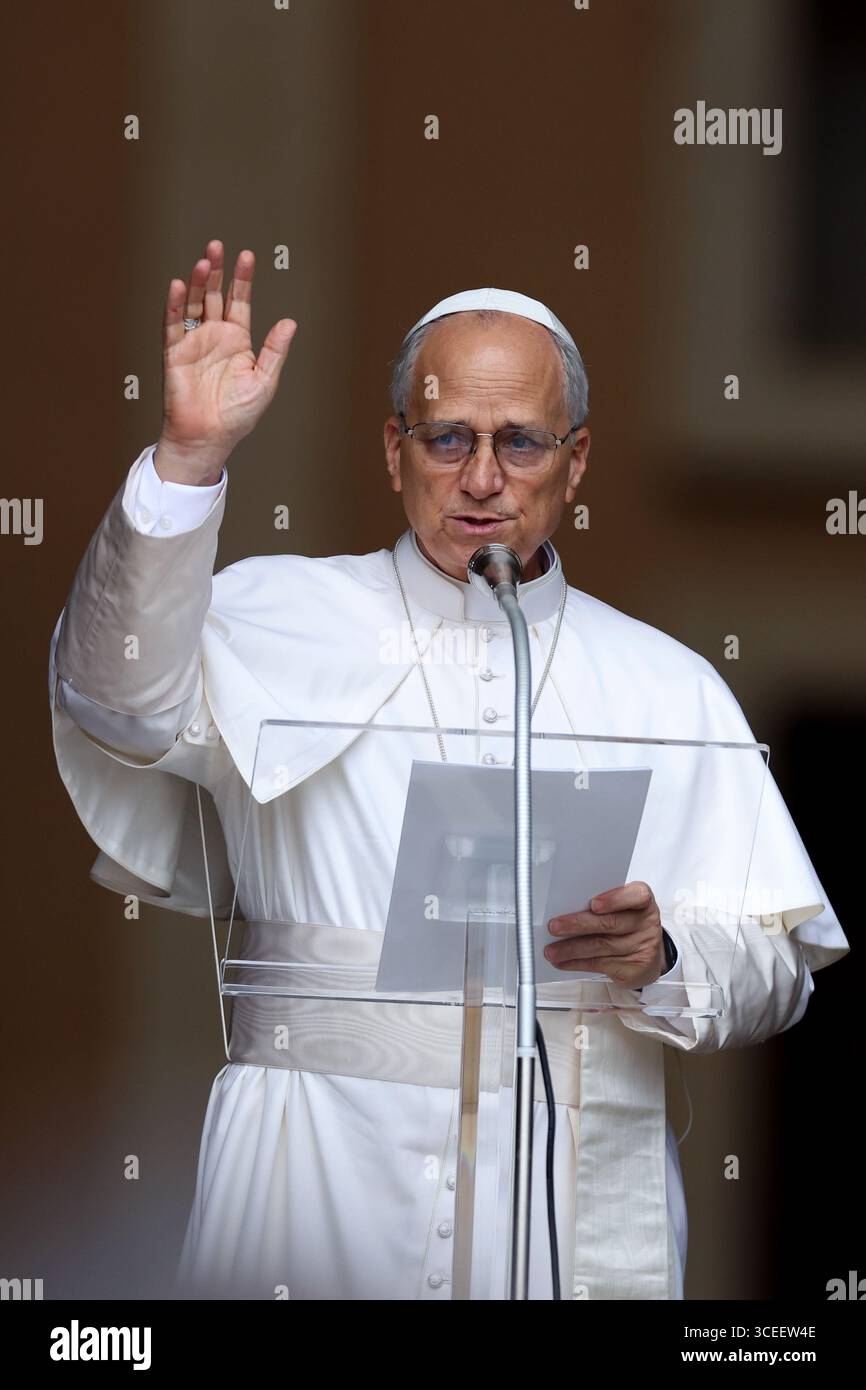 Castelgandolfo, Italien – 17. August 2025: Papst Leo XIV. Rezitiert den Angelus und erteilt seinen Segen vor den Toren des Apostolischen Palastes vor Tausend Stockfoto