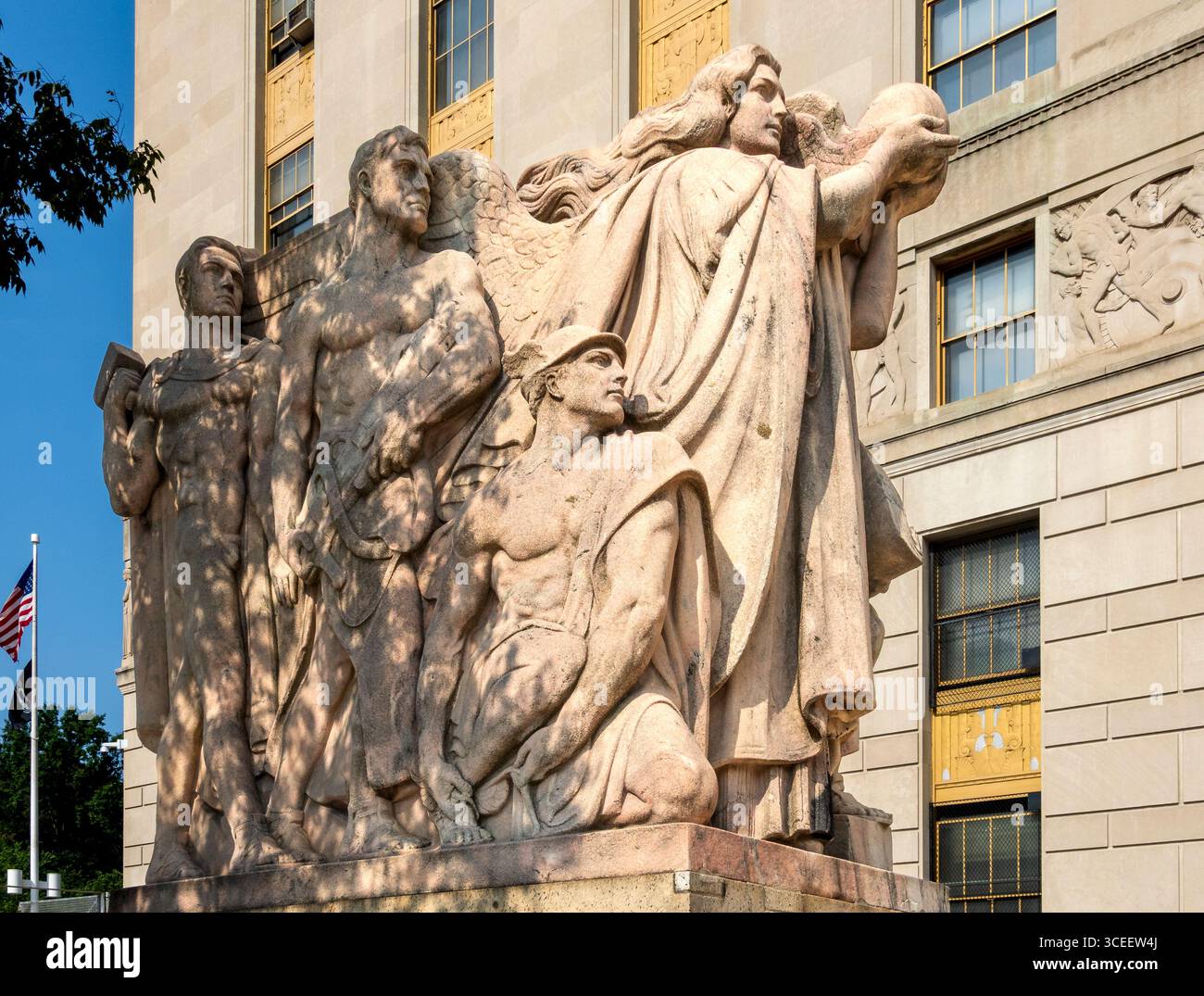 Bronx, NY - USA - 16. August 2025 Eine monumentale freistehende Skulpturengruppe, die Themen Gerechtigkeit, Triumph und Fortschritt repräsentiert, steht außerhalb der Bronx Stockfoto