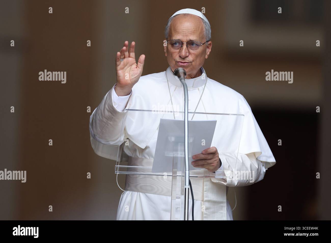 Castelgandolfo, Italien – 17. August 2025: Papst Leo XIV. Rezitiert den Angelus und erteilt seinen Segen vor den Toren des Apostolischen Palastes vor Tausend Stockfoto
