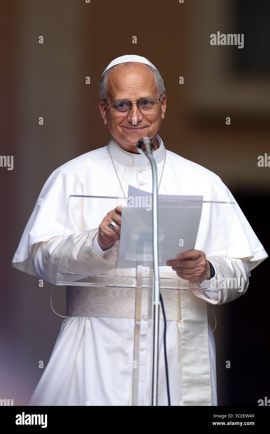 Castelgandolfo, Italien – 17. August 2025: Papst Leo XIV. Rezitiert den Angelus und erteilt seinen Segen vor den Toren des Apostolischen Palastes vor Tausend Stockfoto