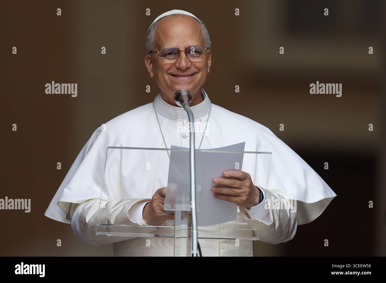 Castelgandolfo, Italien – 17. August 2025: Papst Leo XIV. Rezitiert den Angelus und erteilt seinen Segen vor den Toren des Apostolischen Palastes vor Tausend Stockfoto