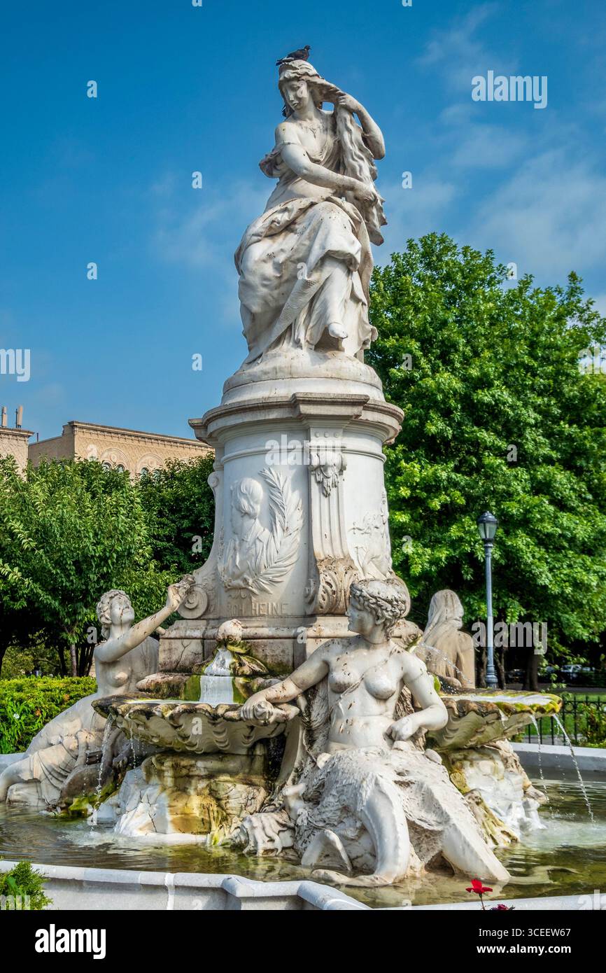 Bronx, NY - USA - 16. August 2025 der Lorelei-Brunnen im Joyce Kilmer Park, Bronx, zeigt eine Marmorstatue von Lorelei, umgeben von Skulpturen und Stockfoto