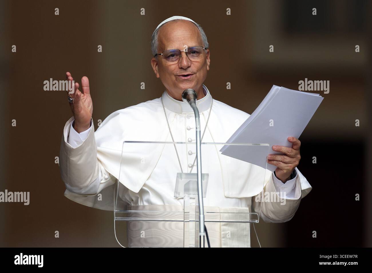 Castelgandolfo, Italien – 17. August 2025: Papst Leo XIV. Rezitiert den Angelus und erteilt seinen Segen vor den Toren des Apostolischen Palastes vor Tausend Stockfoto