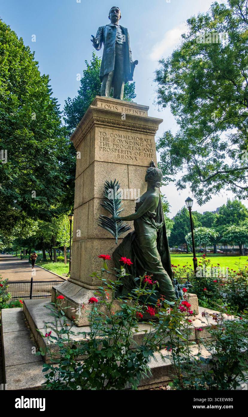 Bronx, NY - USA - 16. August 2025 Statue von Louis J. Heintz im Joyce Kilmer Park, Bronx, in der die Gründung, den Fortschritt und den Wohlstand des Bezirks gewürdigt werden Stockfoto