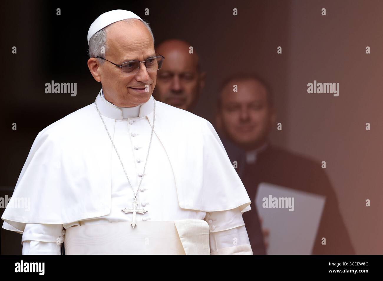 Castelgandolfo, Italien – 17. August 2025: Papst Leo XIV. Rezitiert den Angelus und erteilt seinen Segen vor den Toren des Apostolischen Palastes vor Tausend Stockfoto