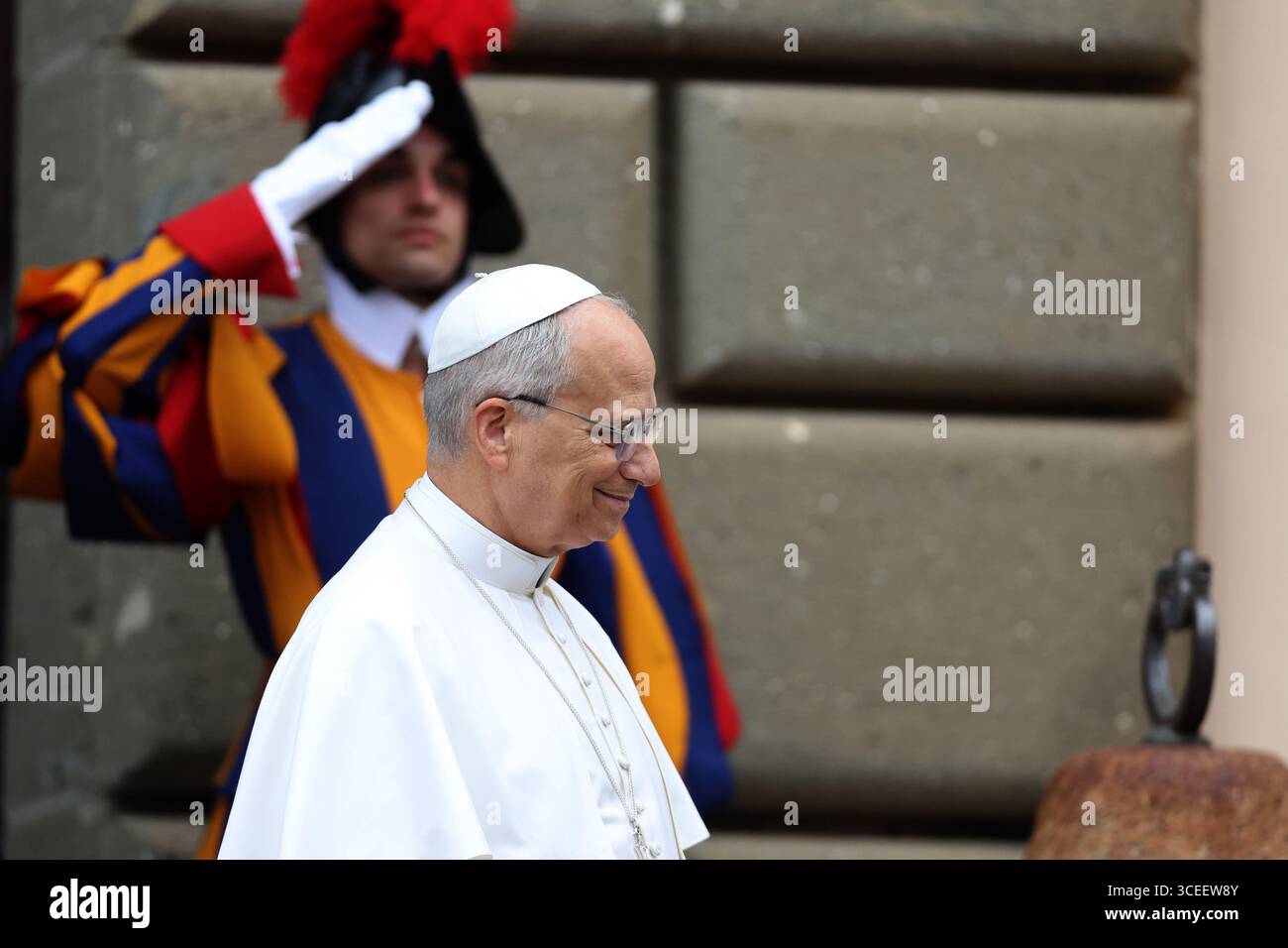 Castelgandolfo, Italien – 17. August 2025: Papst Leo XIV. Rezitiert den Angelus und erteilt seinen Segen vor den Toren des Apostolischen Palastes vor Tausend Stockfoto
