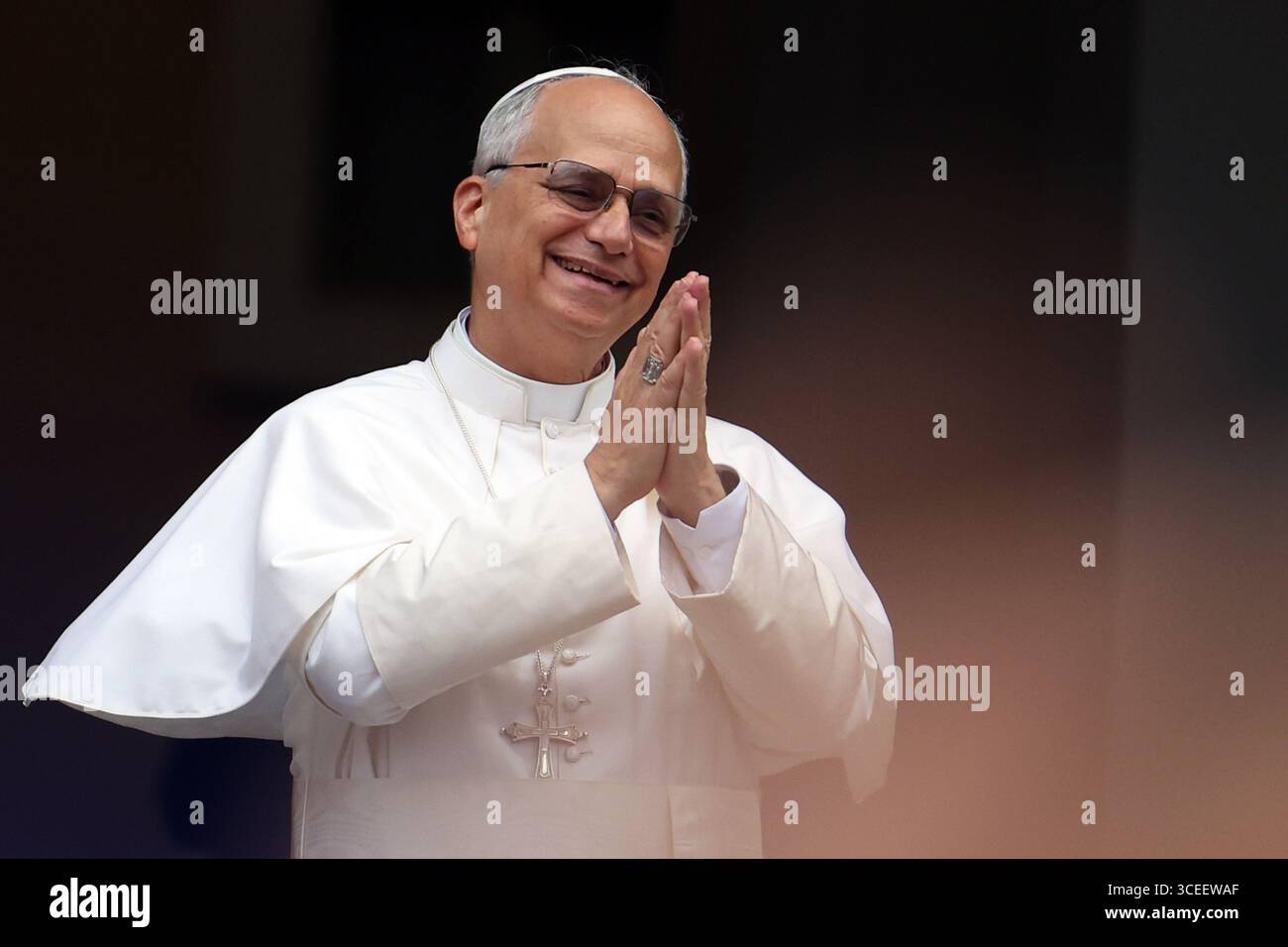 Castelgandolfo, Italien – 17. August 2025: Papst Leo XIV. Rezitiert den Angelus und erteilt seinen Segen vor den Toren des Apostolischen Palastes vor Tausend Stockfoto