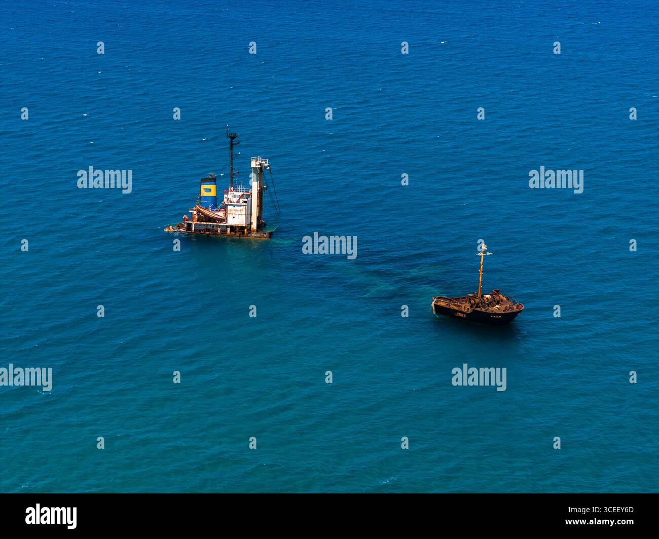 Luftaufnahme von Manassa Rose Schiffswrack und Industriebahn auf Kreta Stockfoto