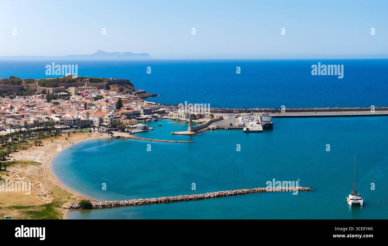 Blick aus der Vogelperspektive auf die Stadt Rethymno mit Hafen und venezianischer Festung Stockfoto