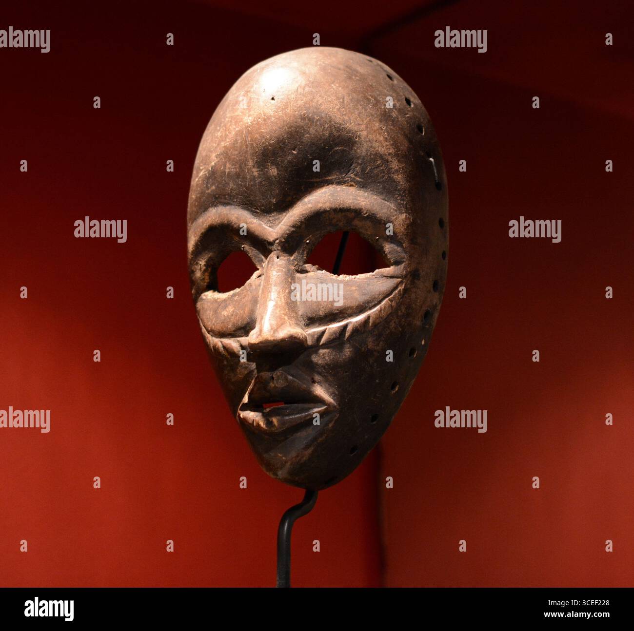 Afrikanische Stammeskunst: Dan Wooden Mask Stockfoto