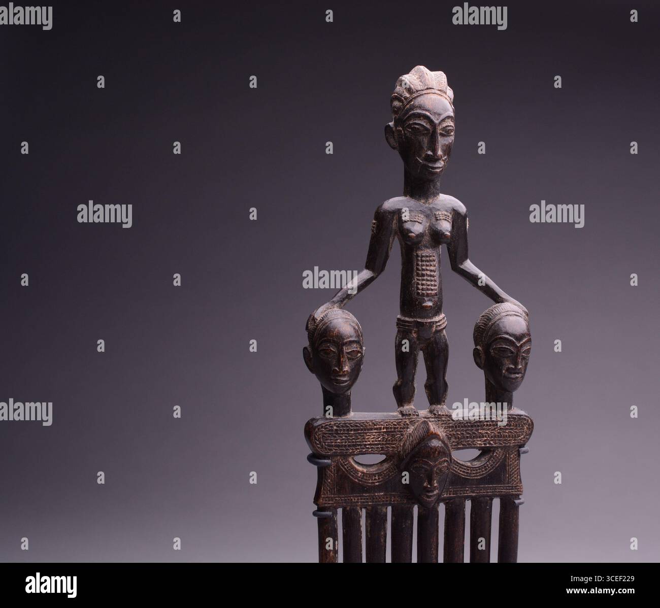 Afrikanische Stammeskunst: Baule Holzkamm Stockfoto