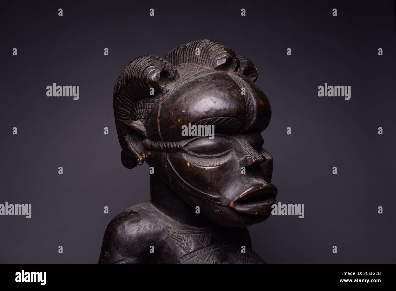 Afrikanische Stammeskunst: Bassa Holzskulptur einer Frau Stockfoto