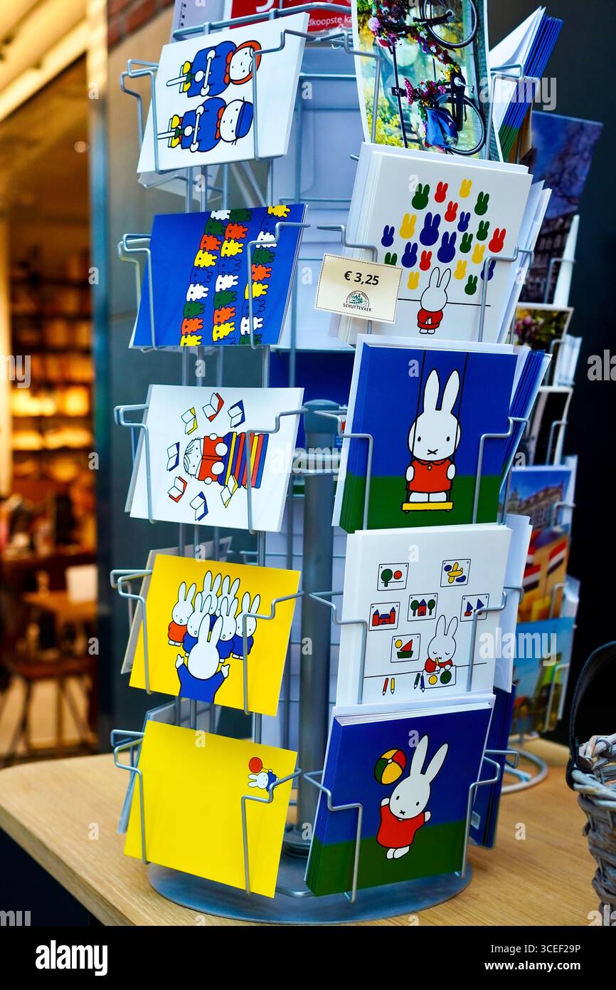 Miffy Postkarten wurden in Utrecht, dem Geburtsort von Miffy in den Niederlanden, verkauft Stockfoto
