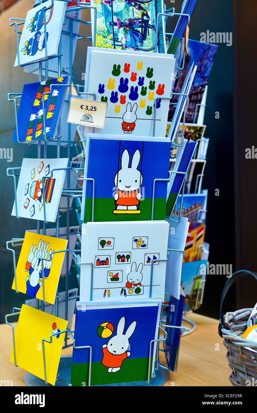 Miffy Postkarten wurden in Utrecht, dem Geburtsort von Miffy in den Niederlanden, verkauft Stockfoto