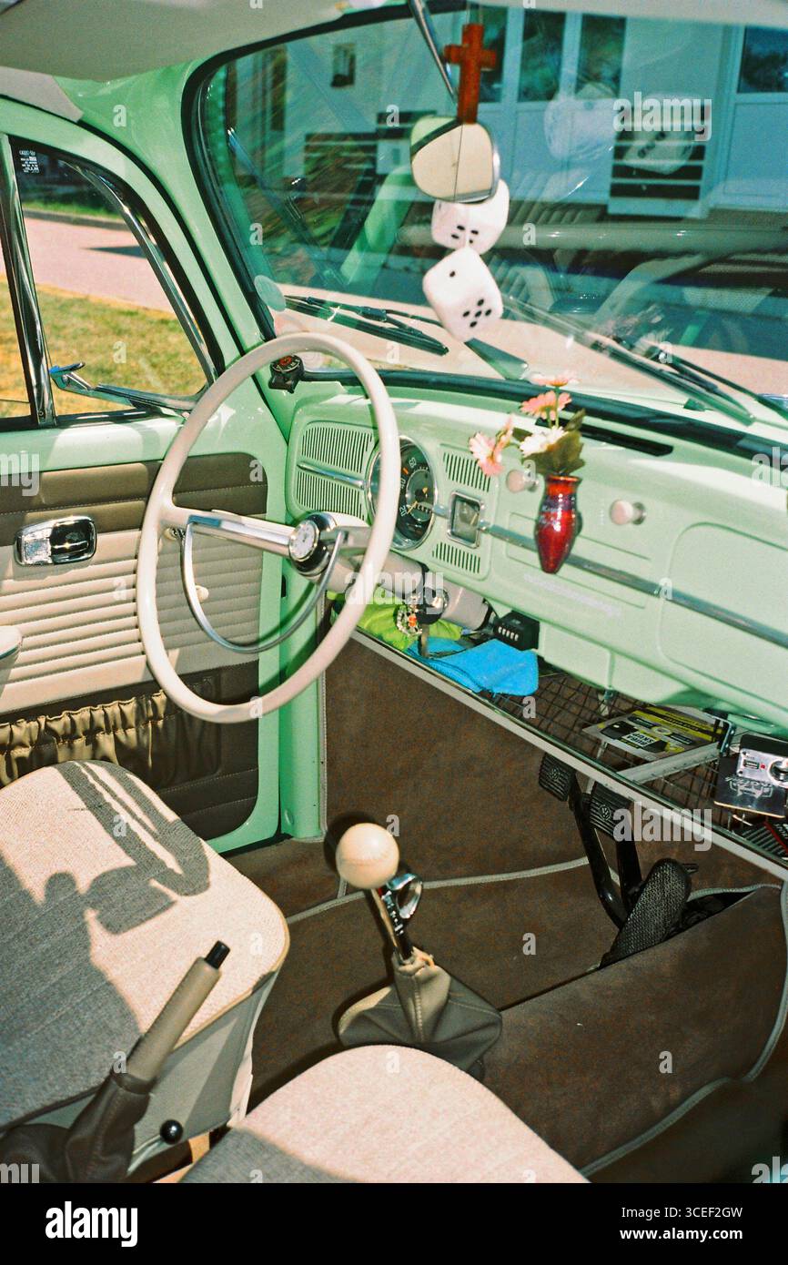 Das Innere eines türkisfarbenen Volkswagen Käfers aus den 1960er Jahren, fotografiert mit einem Olympus Mju mit Blitz und Kodak Gold Film. Stockfoto