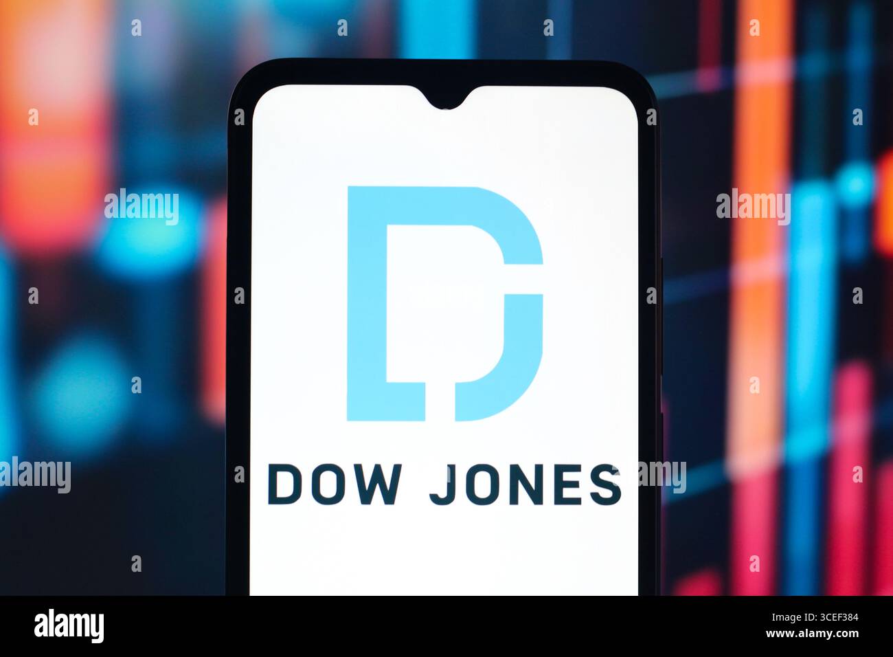 In dieser Abbildung wird das Dow Jones Industrial Average Logo auf einem Smartphone-Bildschirm angezeigt. Stockfoto