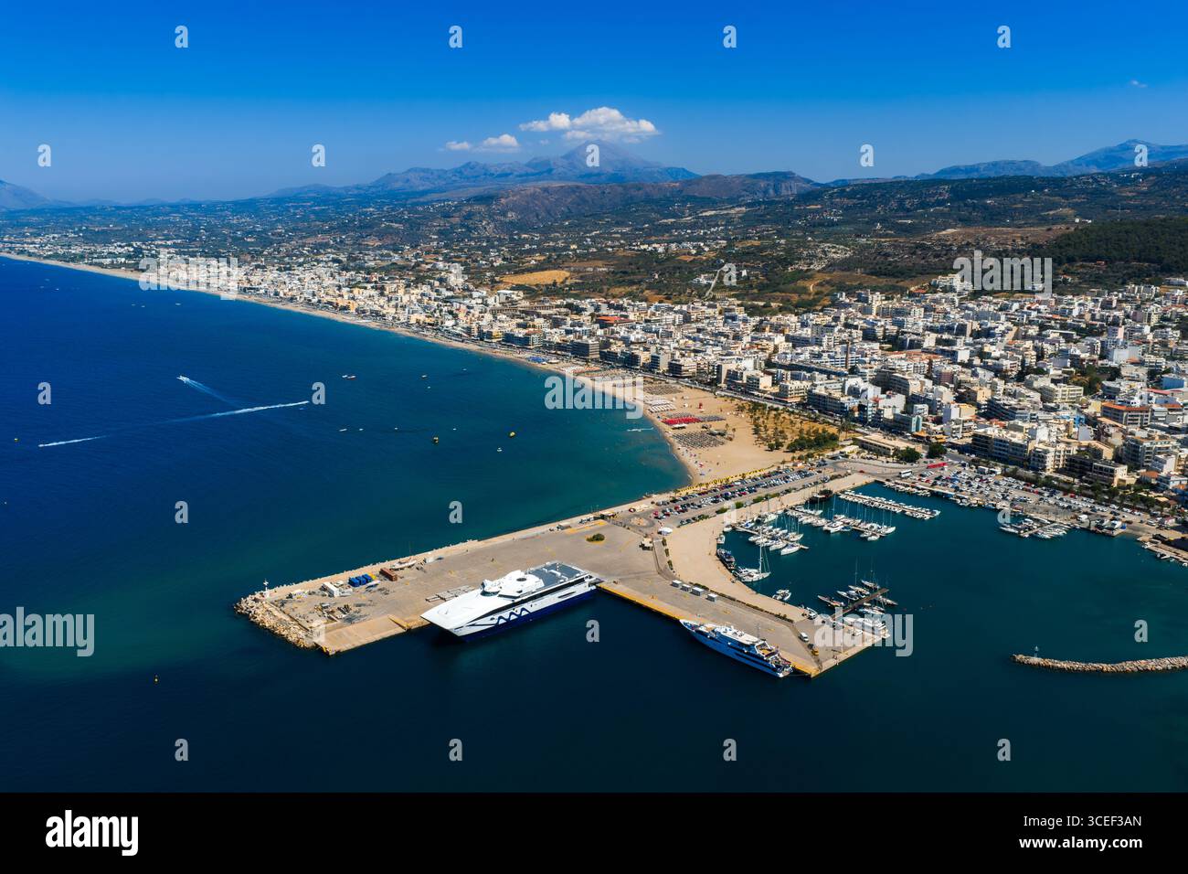 Blick aus der Vogelperspektive auf den Hafen von Rethymno, den Yachthafen und den Sandstrand auf Kreta Stockfoto
