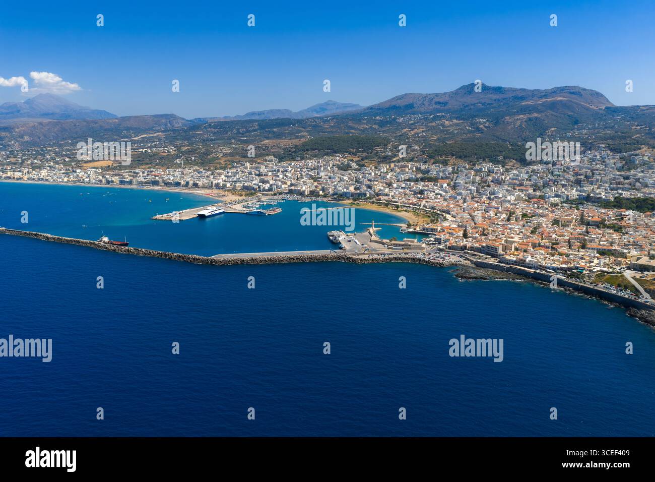 Luftaufnahme der Stadt Rethymno, des Hafens und der umliegenden Berge Stockfoto