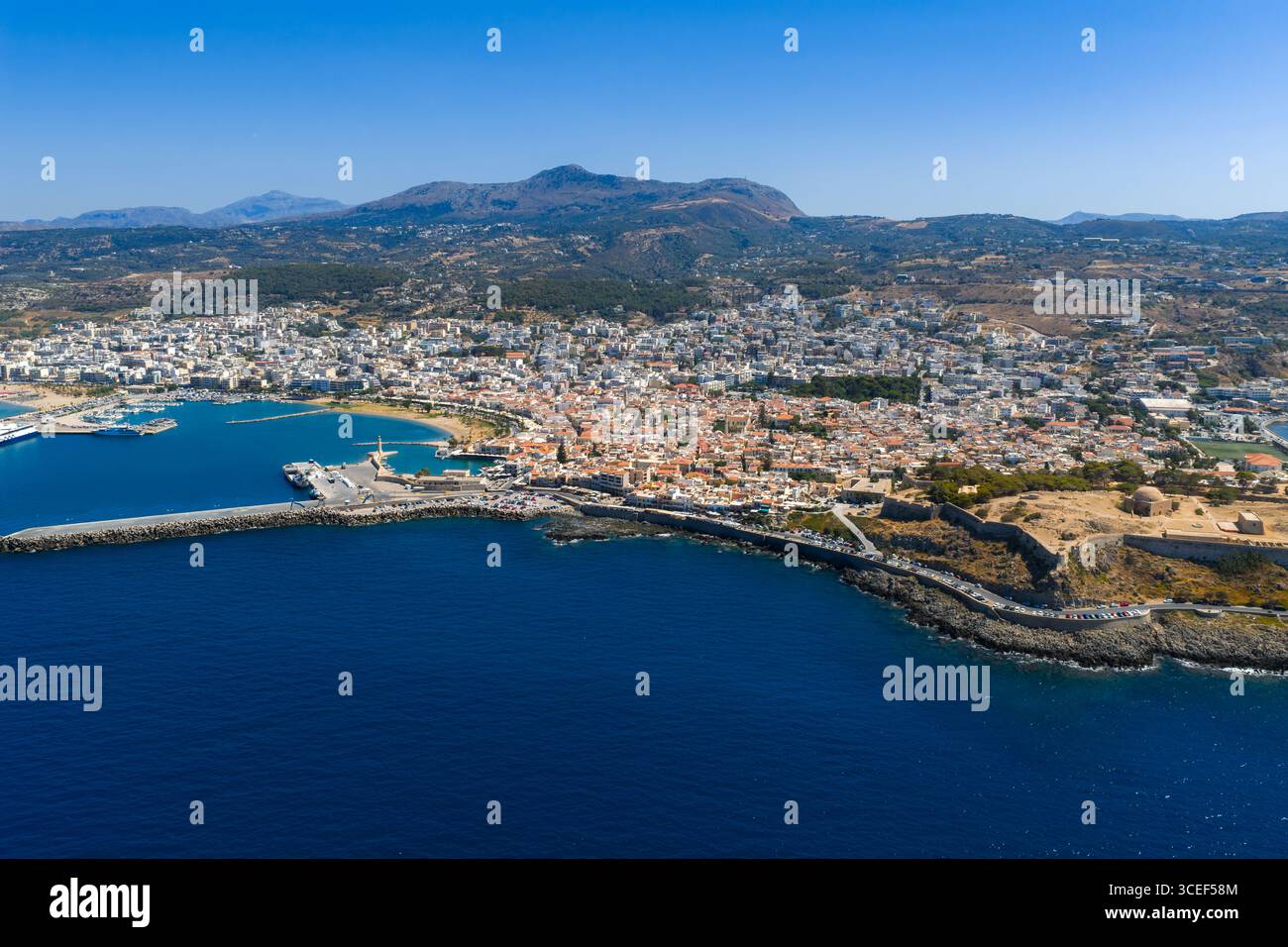 Blick aus der Vogelperspektive auf Rethymno Stadt, Hafen und venezianische Fortezza auf Kreta Stockfoto