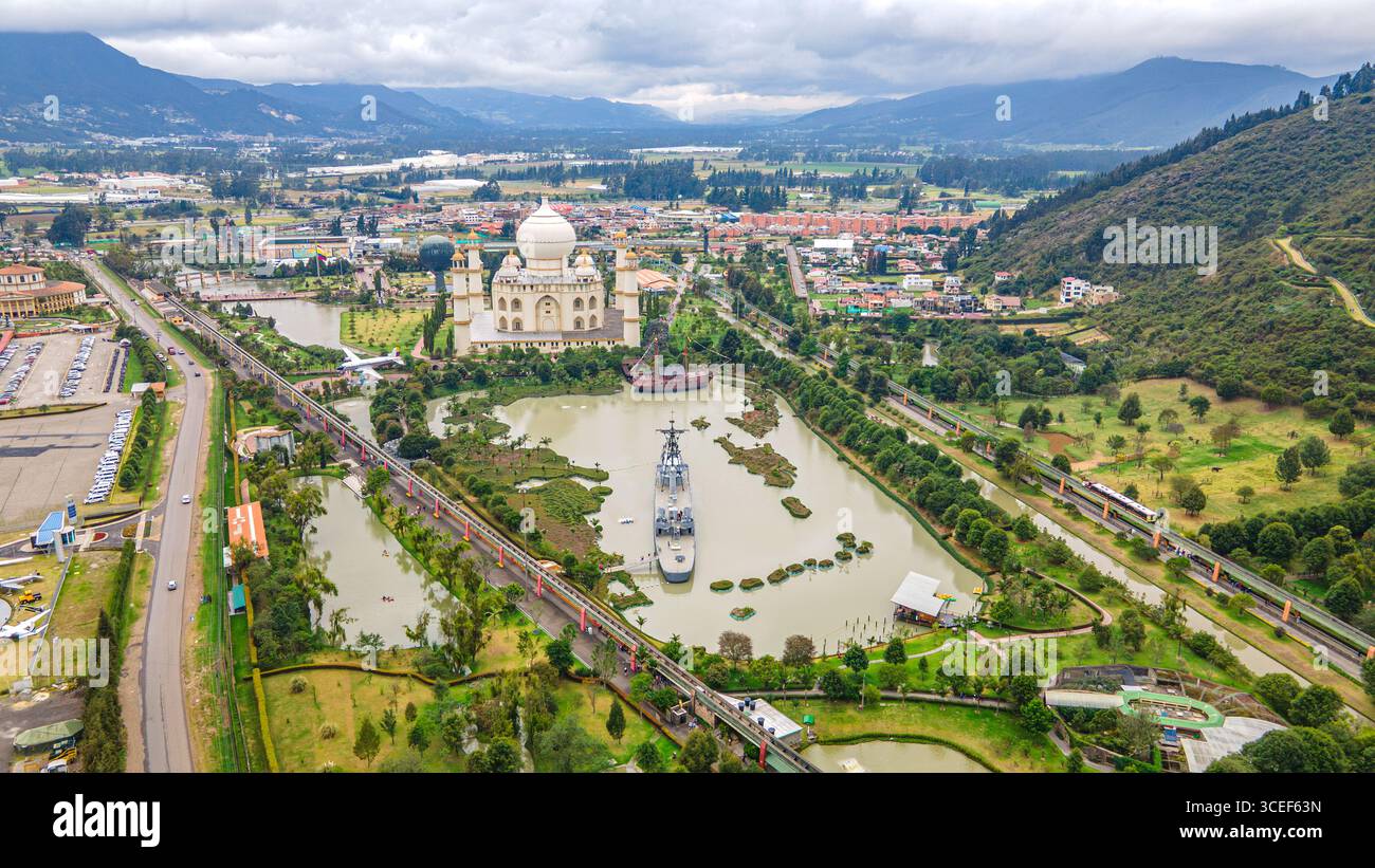 Atemberaubende Aussicht auf den Jaime Duque Park mit üppigem Grün, Seen und kulturellen Sehenswürdigkeiten in Briceño, Cundinamarca, Kolumbien. Stockfoto