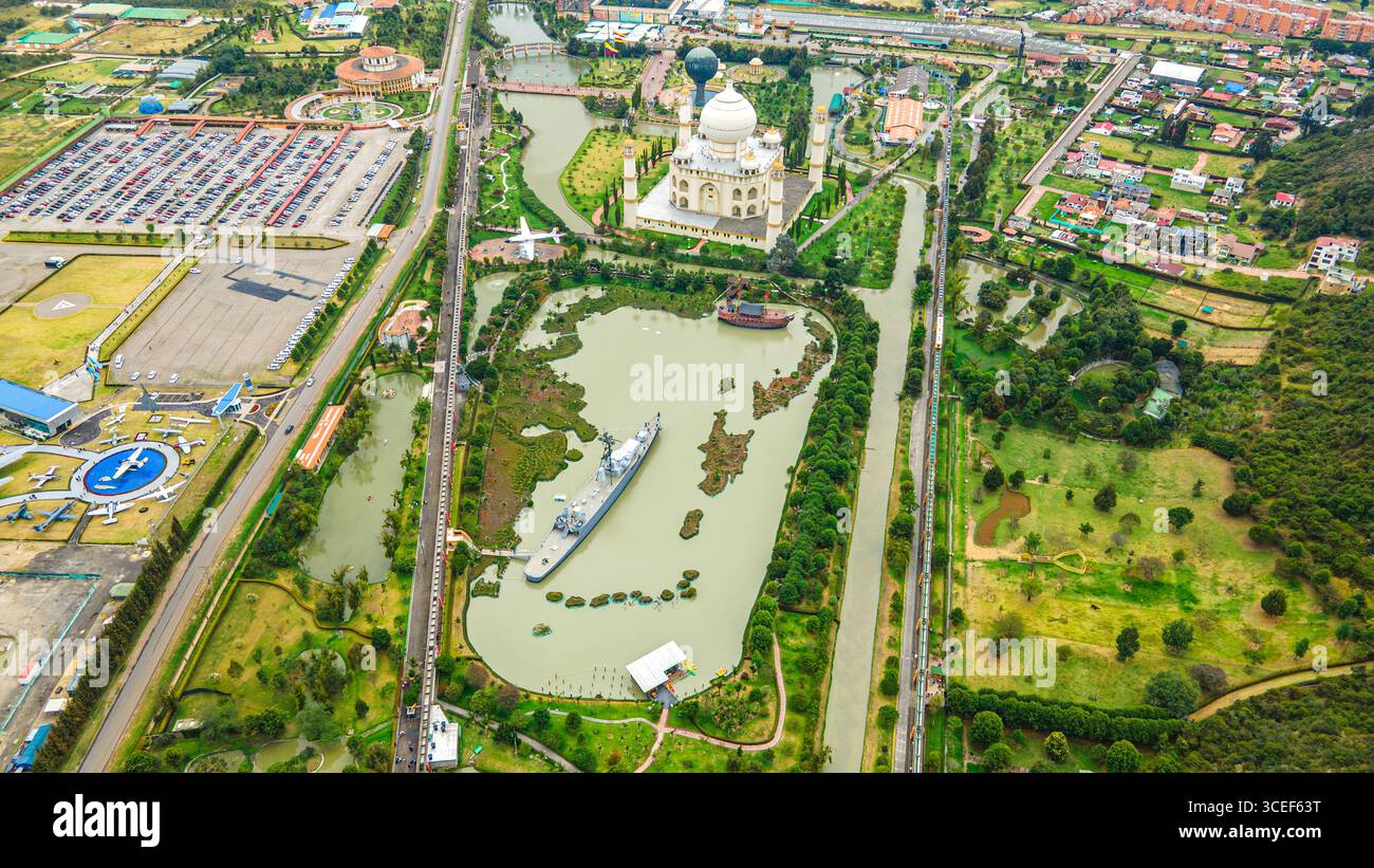 Atemberaubende Aussicht aus der Vogelperspektive auf den Jaime Duque Park in Briceño, Bogotá, mit grünen Landschaften, Wasserkörpern und berühmten Strukturen. Stockfoto