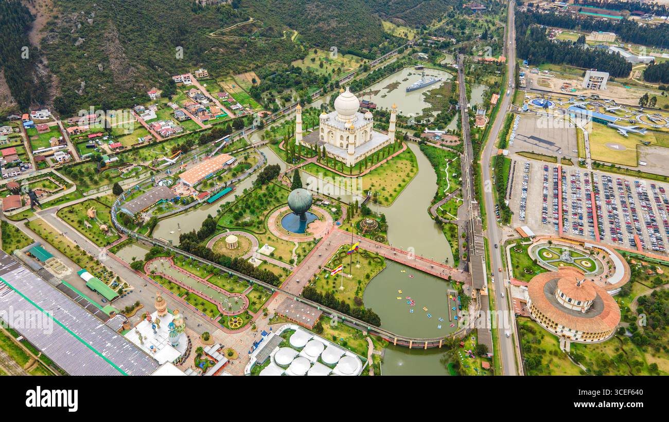 Atemberaubender Blick aus der Luft auf den Jaime Duque Park mit üppigem Grün, Wasserspielen und bemerkenswerten Wahrzeichen in Briceño, Bogotá, Kolumbien. Stockfoto