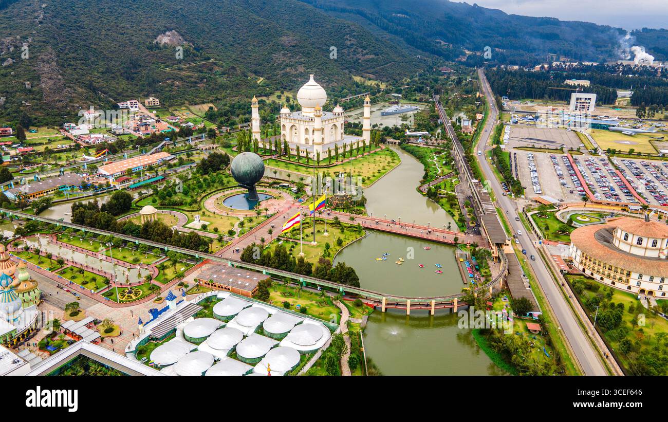 Atemberaubender Blick aus der Luft auf den Jaime Duque Park mit einer Nachbildung des Taj Mahal, üppigem Grün und lebendigen Landschaften in Briceño, Cundinamarca, Kolumbien. Stockfoto