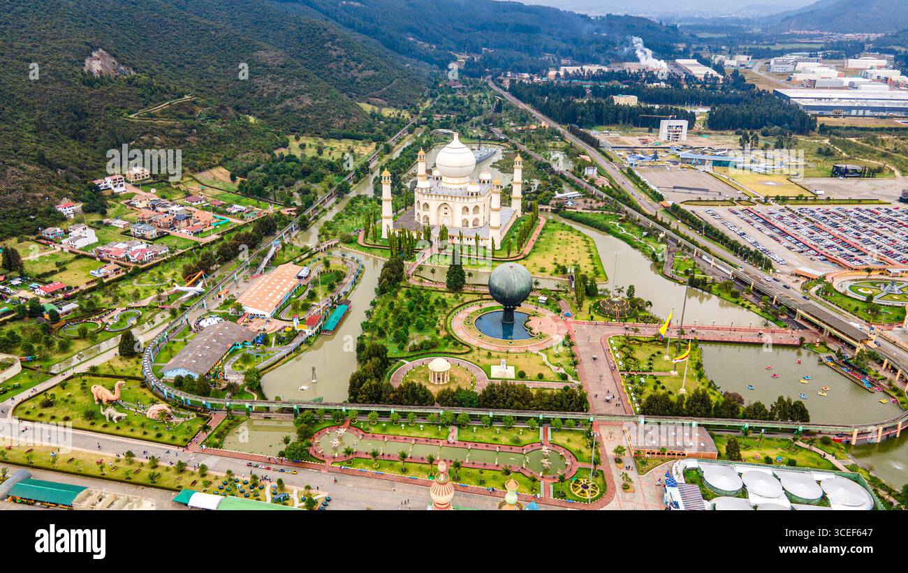 Atemberaubender Blick aus der Vogelperspektive auf den Jaime Duque Park in Briceño, Bogotá, mit üppigen Landschaften und ikonischen Strukturen. Stockfoto