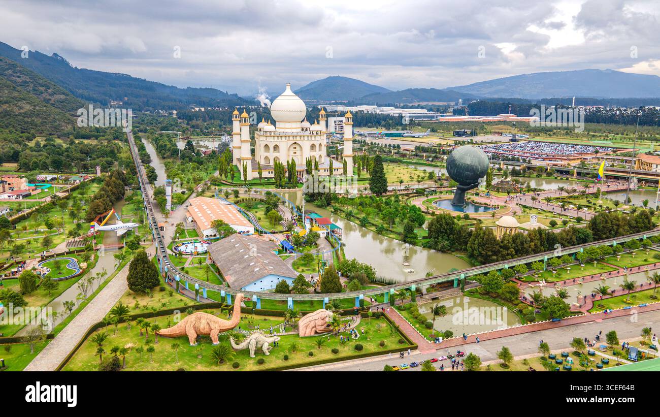 Atemberaubender Blick aus der Luft auf den Jaime Duque Park in Briceño, Bogotá, mit Dinosaurierskulpturen und ikonischer Architektur inmitten üppiger Vegetation. Stockfoto