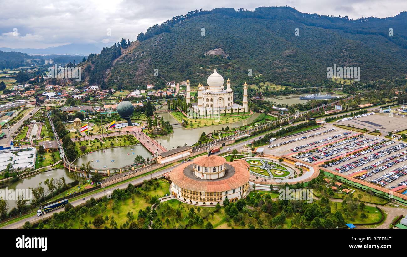 Atemberaubende Luftaufnahme des Jaime Duque Park mit Nachbildungen ikonischer Wahrzeichen und üppiger grüner Landschaften in Briceño, Cundinamarca, Kolumbien. Stockfoto