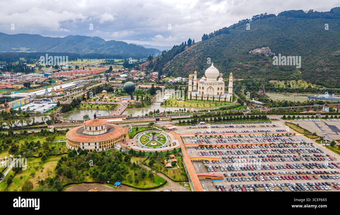 Ein atemberaubender Blick aus der Luft auf den Jaime Duque Park in Briceño, Cundinamarca, Kolumbien, mit seinen einzigartigen Attraktionen und seiner natürlichen Schönheit. Stockfoto