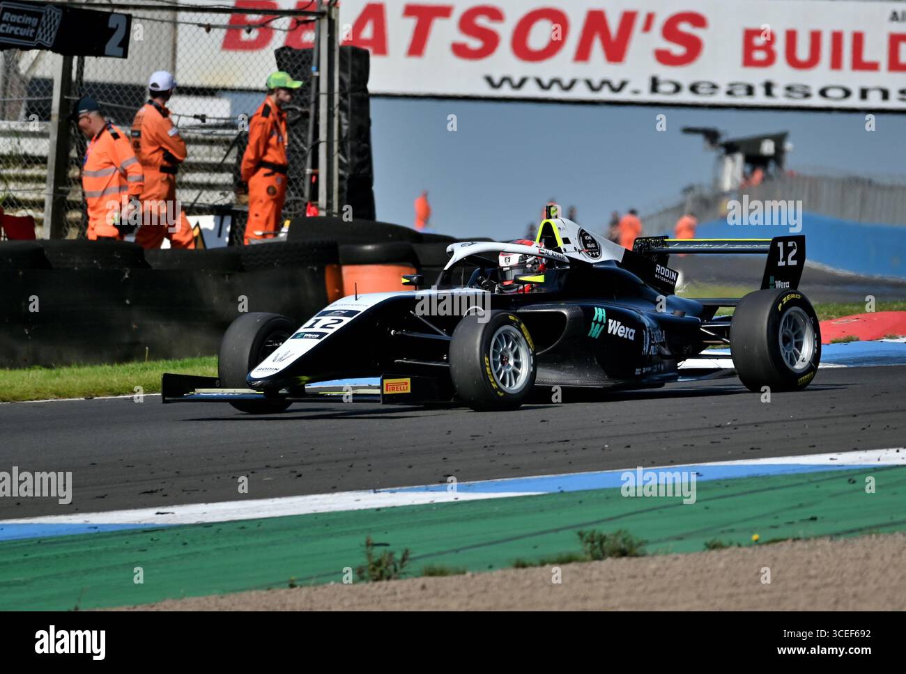 Knockhill, Schottland, Großbritannien. August 2025. Adam Al Azhari holt sich den Sieg beim Rennen 1 der britischen Formel-4-Meisterschaft in Knockhill, Schottland. Quelle: PJ Parker / Alamy Live News Stockfoto