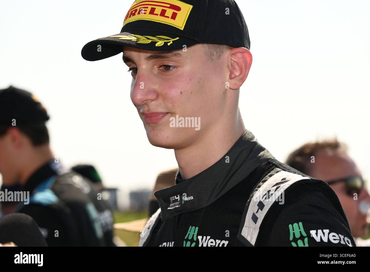 Knockhill, Schottland, Großbritannien. August 2025. Adam Al Azhari, der in Knockhill nach dem Sieg im Rennen 1 am Sonntag in der britischen F4-Meisterschaft abgebildet wurde. Quelle: PJ Parker / Alamy Live News Stockfoto