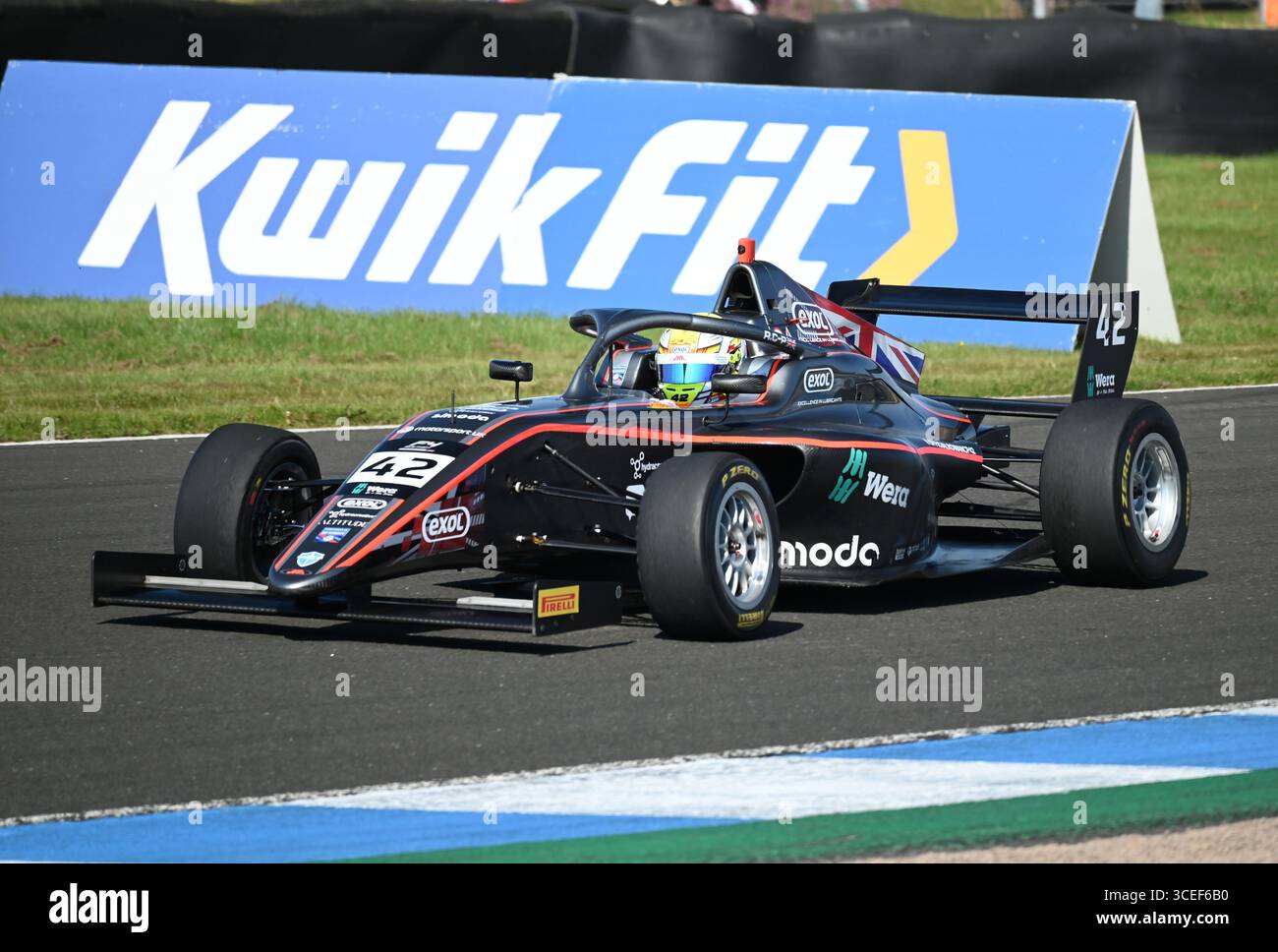 Knockhill, Schottland, Großbritannien. August 2025. Rowan Campbell-Pilling auf dem Weg zum Sieg im zweiten Rennen der britischen Formel-4-Meisterschaft am Sonntag in Knockhill, Schottland. Quelle: PJ Parker / Alamy Live News Stockfoto