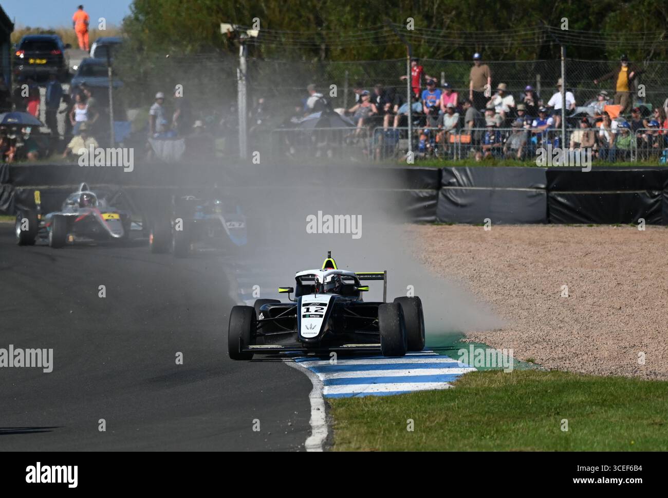 Knockhill, Schottland, Großbritannien. August 2025. Adam Al Azhari (VAE) stürzt in Knockhill in Schottland in die britische F4-Meisterschaft. Quelle: PJ Parker / Alamy Live News Stockfoto