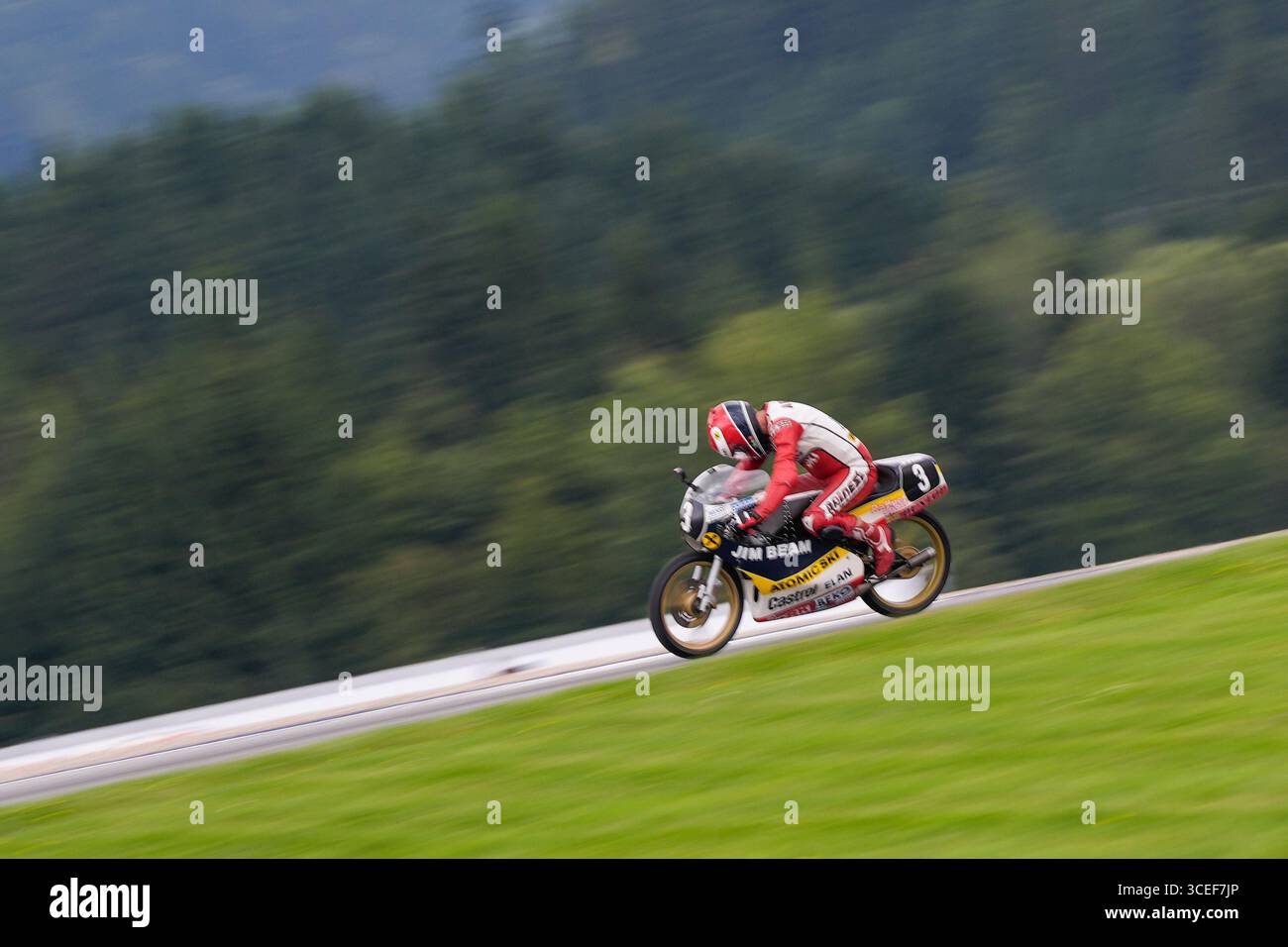 Spielberg, Österreich. August 2025. SPIELBERG, ÖSTERREICH - 17. AUGUST: Der ehemalige Grand-Prix-Sieger Gustl Auinger von Österreich bei der Legendenparade während des Rennens der MotoGP of Austria am Red Bull Ring am 17. August 2025 in Spielberg, Österreich.250817 SEPA 19 104 - 20250818 PD0014 Credit: APA-PictureDesk/Alamy Live News Stockfoto