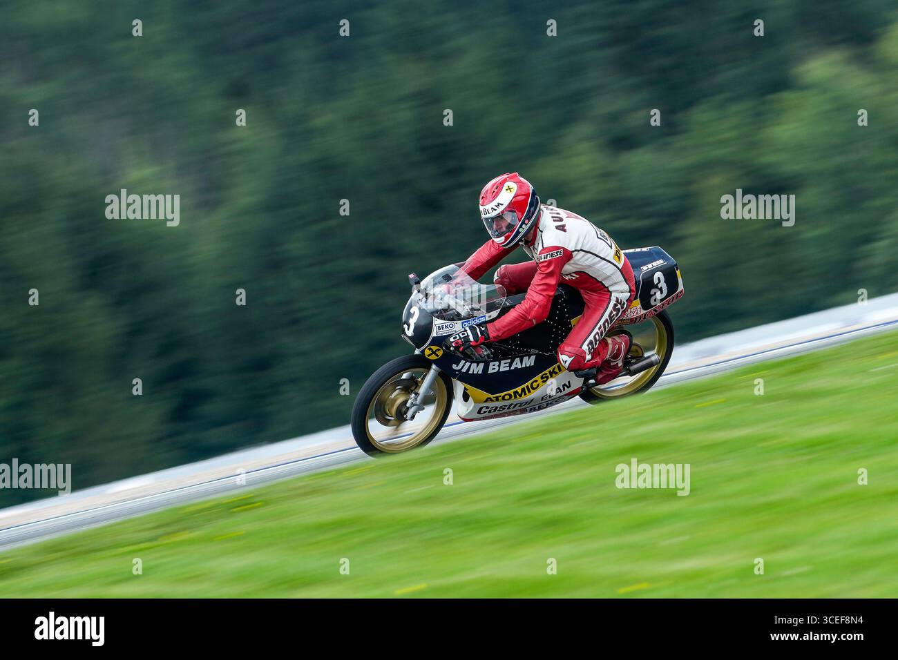 Spielberg, Österreich. August 2025. SPIELBERG, ÖSTERREICH - 17. AUGUST: Der ehemalige Grand-Prix-Sieger Gustl Auinger von Österreich bei der Legendenparade während des Rennens der MotoGP of Austria am Red Bull Ring am 17. August 2025 in Spielberg, Österreich.250817 SEPA 19 110 - 20250818 PD0016 Credit: APA-PictureDesk/Alamy Live News Stockfoto