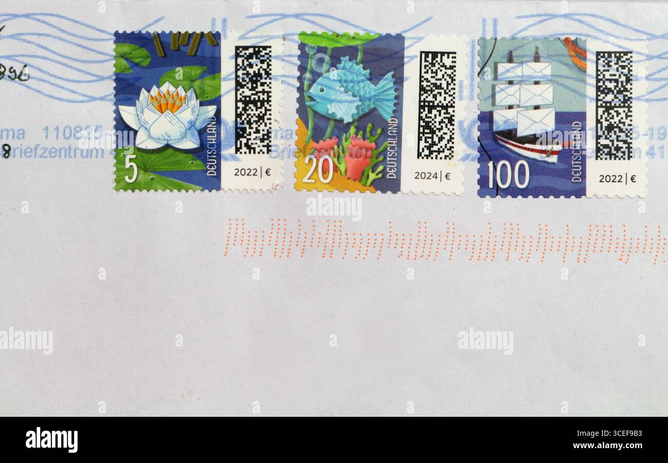 Deutsche Bundespost Berlin Briefmarken auf einem Umschlag in 2025 Deutschland, 2024 Welt des Briefes und 2022 Welt der Briefe Stockfoto