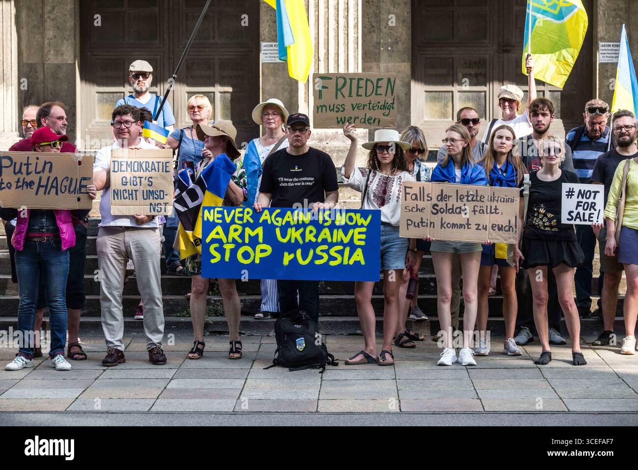 München, Bayern, Deutschland. August 2025. Zeitgleich mit dem Gipfel von Alaska 2025 zwischen Donald Trump und dem russischen Wladimir Putin warnten Ukrainer und Deutsche in München am Ort des Münchner Abkommens von 1938 die westliche Allianz vor einem gefährlichen Beschwichtigungsszenario, ähnlich dem, als die Weltmächte Hitler erlaubten, das Sudetenland anzunektieren, was letztlich den Zweiten Weltkrieg nicht verhinderte. Andere sprachen von Jalta 1945, als Putin und Trump darüber diskutieren, das Land der Ukraine ohne die Anwesenheit von Zelenskyj zu teilen. Historiker und Analysten warnen die westlichen Mächte, dass Putin jeden Waffenstillstand und einen nutzen wird Stockfoto