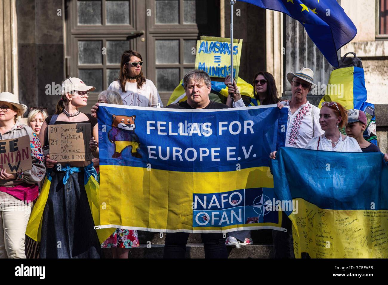 München, Bayern, Deutschland. August 2025. Zeitgleich mit dem Gipfel von Alaska 2025 zwischen Donald Trump und dem russischen Wladimir Putin warnten Ukrainer und Deutsche in München am Ort des Münchner Abkommens von 1938 die westliche Allianz vor einem gefährlichen Beschwichtigungsszenario, ähnlich dem, als die Weltmächte Hitler erlaubten, das Sudetenland anzunektieren, was letztlich den Zweiten Weltkrieg nicht verhinderte. Andere sprachen von Jalta 1945, als Putin und Trump darüber diskutieren, das Land der Ukraine ohne die Anwesenheit von Zelenskyj zu teilen. Historiker und Analysten warnen die westlichen Mächte, dass Putin jeden Waffenstillstand und einen nutzen wird Stockfoto