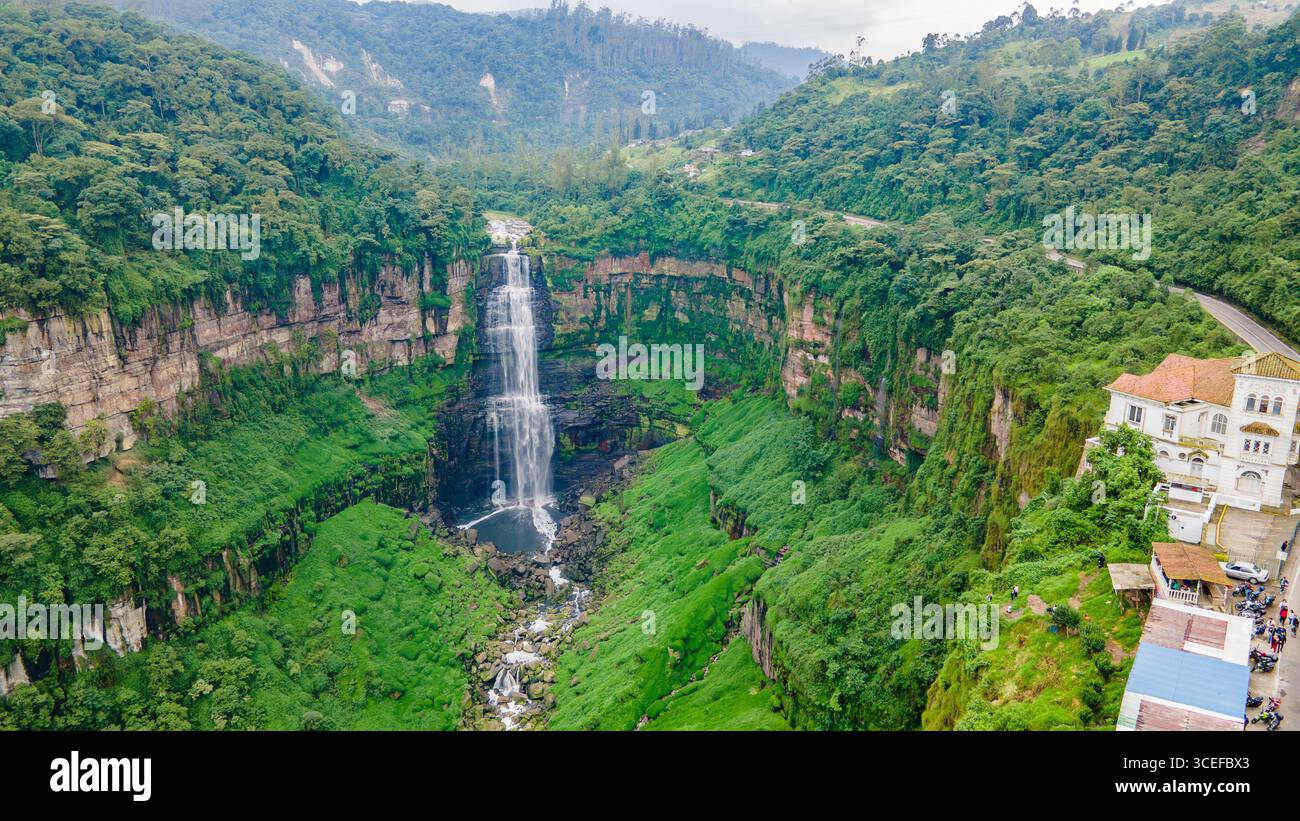 Ein atemberaubender Blick aus der Luft auf einen herrlichen Wasserfall umgeben von üppigem Grün, gelegen im Jaime Duque Park, Briceño, Cundinamarca, Kolumbien. Stockfoto